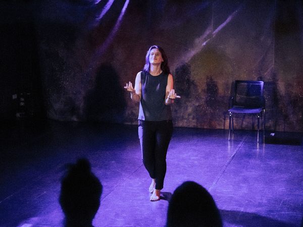Clare is spilling her charm on stage and glues the audience to her performance. …