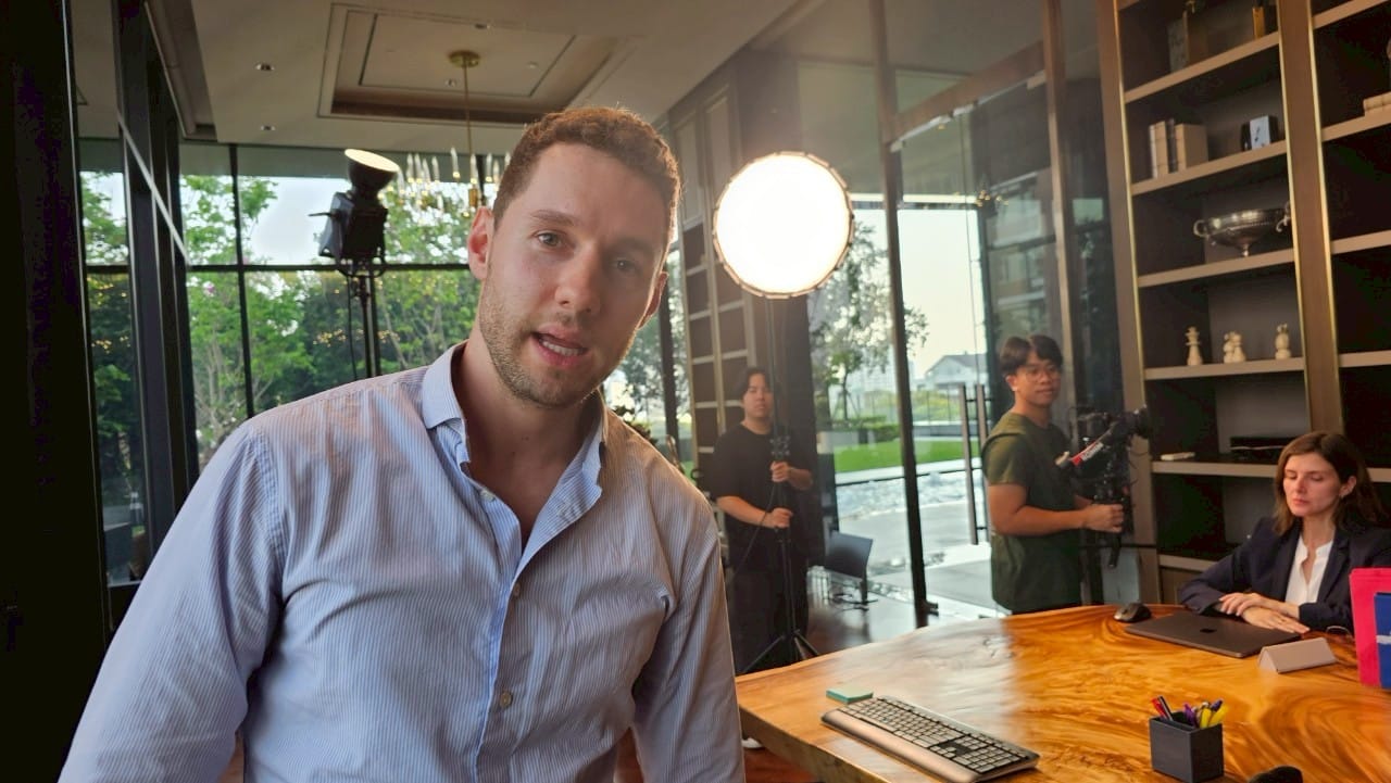 Private acting classes in Thailand at MasterClass Studio with a student and instructor


