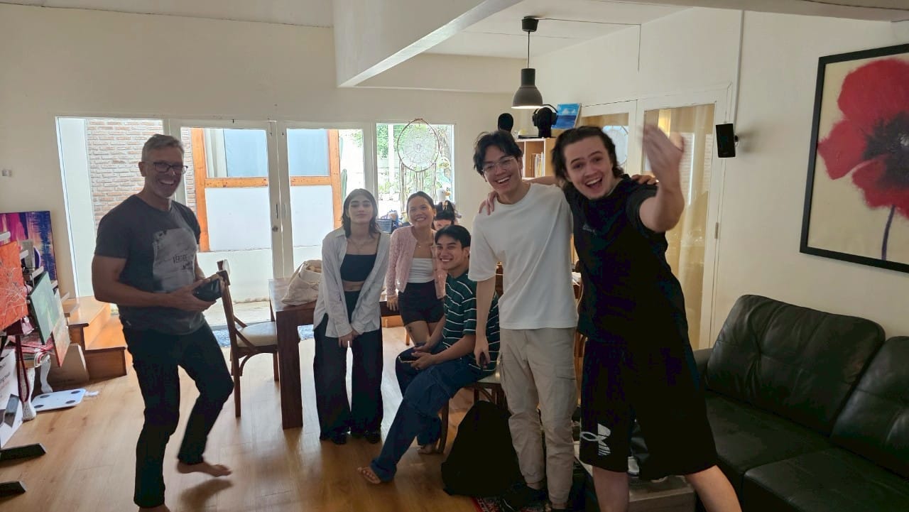 Private acting classes in Thailand at MasterClass Studio with a student and instructor

